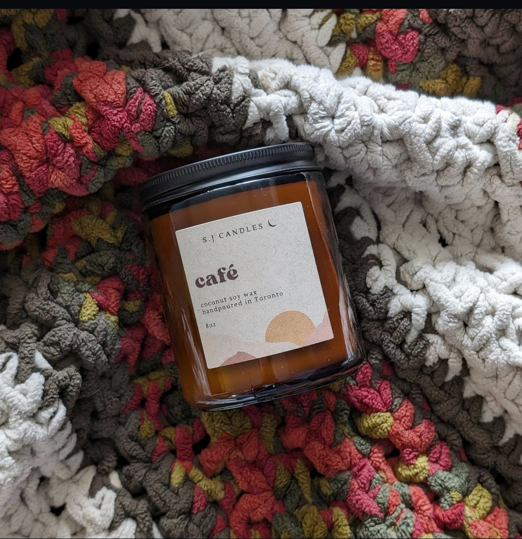 Shop Café – a rich espresso candle with cardamom, toasted sugar, coffee beans and vanilla. Hand-poured coconut soy wax. Perfect cozy coffee scent.